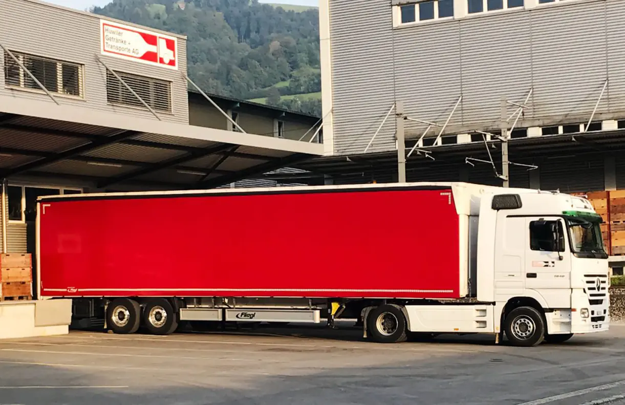 Sattelschlepper 34 Pal mit Hebebuehne